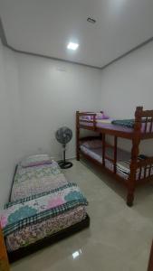 Łóżko lub łóżka w pokoju w obiekcie Casa da Árvore