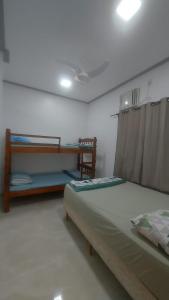 sypialnia z łóżkiem piętrowym w obiekcie Casa da Árvore w mieście Arraial do Cabo