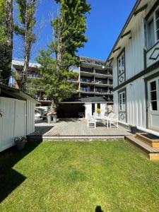 a courtyard with a white table and a building at Sandstad, Lilleby i Trondheim in Trondheim