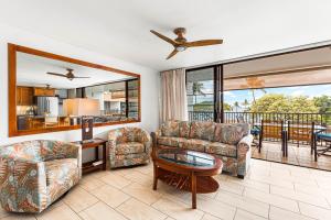 uma sala de estar com um sofá e uma mesa em Maui Parkshore 407 em Wailea