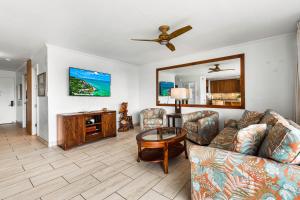 uma sala de estar com um sofá e uma mesa em Maui Parkshore 407 em Wailea