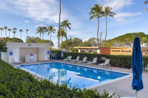 uma piscina num resort com palmeiras em Maui Parkshore 407 em Wailea