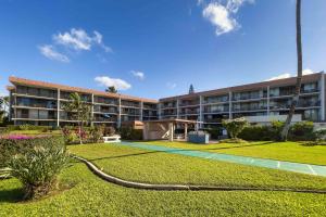 um edifício de apartamentos com um jardim e um pátio em Maui Parkshore 407 em Wailea