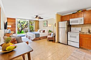 un soggiorno con cucina e una camera da letto di Napili Shores D132 a Kahana