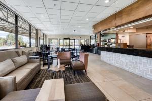 een lobby van een restaurant met een bank en tafels bij Best Western Alpenglo Lodge in Winter Park