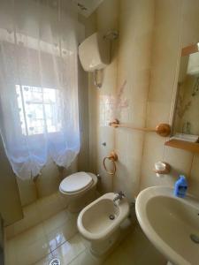 ein kleines Bad mit WC und Waschbecken in der Unterkunft Appartamento Peschici in Peschici