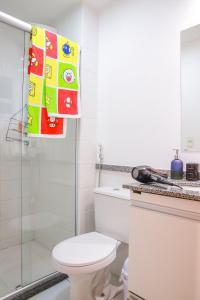 クイアバにあるLindo Apt no Jd das Américasのバスルーム(トイレ、ガラス張りのシャワー付)
