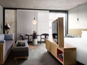 TV a/nebo společenská místnost v ubytování Nobu Hotel London Shoreditch