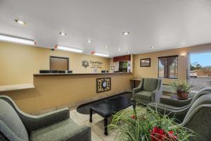 uma sala de espera num hospital com cadeiras e um balcão em SureStay Plus Hotel by Best Western Silver City em Silver City