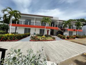 a building with palm trees and a courtyard at Hotel Mar de Corales By CAJASAI in San Andrés