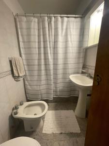 łazienka z toaletą i umywalką w obiekcie Cómodo dos ambientes w BuenosAires
