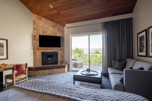 sala de estar con sofá y chimenea en Carmel Valley Ranch, in The Unbound Collection by Hyatt en Carmel Valley