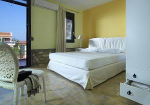 Postel nebo postele na pokoji v ubytování Aeolis Apartments & Studios