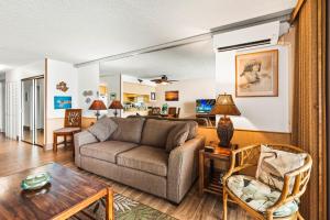 Noelani 206 في Kapalua-West Maui Airport: غرفة معيشة بها أريكة وطاولة