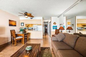 Noelani 206 في Kapalua-West Maui Airport: غرفة معيشة بها أريكة وطاولة +21 صورة