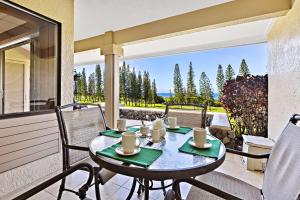 カハナにあるKapalua Golf Villa 26P 5&6のパティオ(テーブル、椅子付)