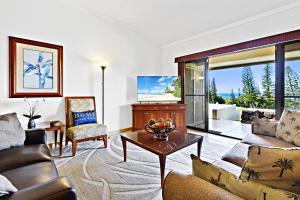 sala de estar con sofá y mesa en Kapalua Golf Villa 26P 5&6, en Kahana