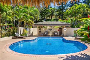 una piscina en un patio con mesa y sillas en Kapalua Golf Villa 26P 5&6, en Kahana