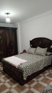 um quarto com uma cama num quarto em إطلالة ساحرة علي البحر/ ميامي الإسكندرية 7 شارع محمد بن سعد متفرع من ش 45 بحري em Alexandria