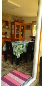 un comedor con mesa y sillas en una habitación en VILLA SUNRISE MOOREA en Papetoai