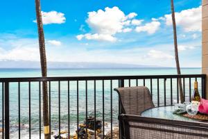 Noelani 201 في Kapalua-West Maui Airport: شرفة مع طاولة وإطلالة على المحيط