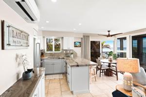 Noelani 201 في Kapalua-West Maui Airport: مطبخ وغرفة طعام مع طاولة وكراسي +38 صورة