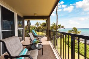 Noelani 201 في Kapalua-West Maui Airport: شرفة مع كراسي وإطلالة على المحيط