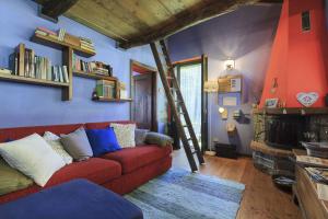 uma sala de estar com um sofá vermelho e uma escada em B&B Melizio em San Maurizio dʼOpaglio