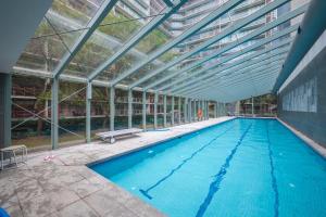una piscina cubierta con techo de cristal en Exclusive Stays - Southbank Tower, en Melbourne