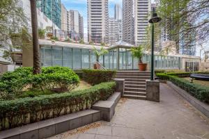 un edificio con escaleras, plantas y luz de la calle en Exclusive Stays - Southbank Tower, en Melbourne