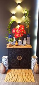 une table avec des fleurs en vases bleus et blancs dans l'établissement Accessible Luxury, à Artemi