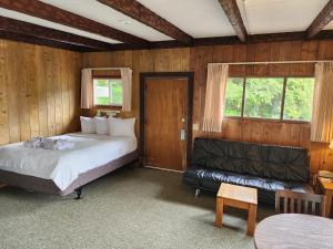 ein Schlafzimmer mit einem Bett und einem Sofa in der Unterkunft Ocean Crest Resort in Moclips