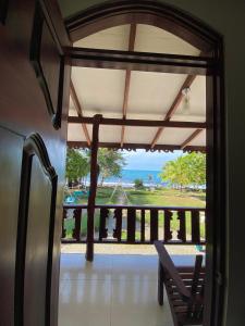 Habitación con ventana y vistas al océano. en Ocean View Lodge, en Cahuita