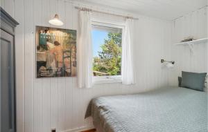 um quarto com uma cama e uma janela em Stunning Home In Knebel With House Sea View em Ørby