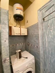 ein kleines Bad mit einem Telefon auf dem WC in der Unterkunft Apartamento en centro turístico in Montevideo
