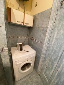 ein Badezimmer mit einem WC und einem Telefon darüber in der Unterkunft Apartamento en centro turístico in Montevideo