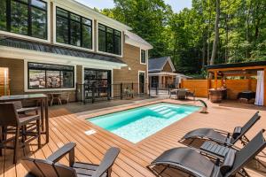 a house with a swimming pool on a wooden deck at Gîte L'authentique in Shefford