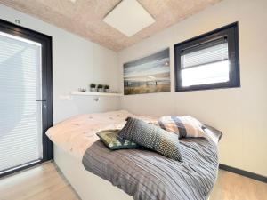 een slaapkamer met een bed met 2 kussens erop bij Jopies Houseboat in Maasbommel