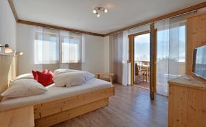 ヒパッハにあるAppart Michaelaのベッドルーム1室(ベッド1台、枕2つ、テレビ付)