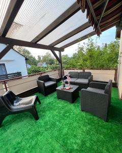 un patio con sillas y una mesa sobre hierba en Appartement avec terrasse, en Kehl am Rhein