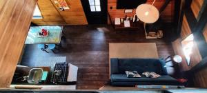 an overhead view of a living room with a blue couch at Chalés Estância Cachoeira do Avencal in Urubici