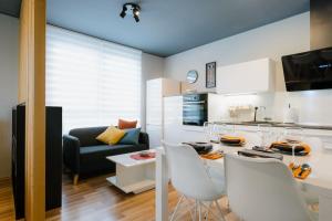ディヴァーチャにあるCosy apartmentのテーブルと椅子のあるキッチンとリビングルーム +13枚の写真
