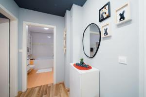 biała łazienka z lustrem i umywalką w obiekcie Cosy apartment w mieście Divača