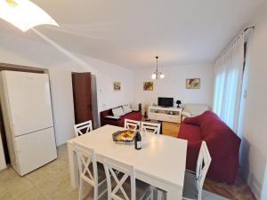 Televízia a/alebo spoločenská miestnosť v ubytovaní Apartment Novi Vinodolski 2423a