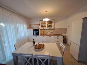 Kuchyňa alebo kuchynka v ubytovaní Apartment Novi Vinodolski 2423a
