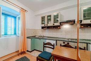 kuchnia ze stołem i jadalnią w obiekcie Apartments and rooms with WiFi Lastovo - 13678 w mieście Lastovo