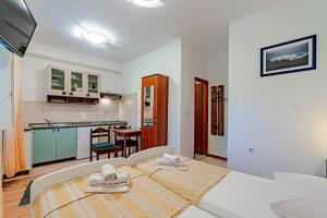 sypialnia z dużym łóżkiem i kuchnią w obiekcie Apartments and rooms with WiFi Lastovo - 13678 w mieście Lastovo +9 zdjęć