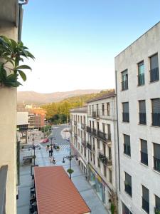 uitzicht op een straat in een stad met gebouwen bij Apartamentos BEJAR - INDIGO in Béjar