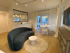 貝哈爾的住宿－Apartamentos BEJAR - INDIGO，客厅配有沙发和桌子