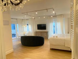 貝哈爾的住宿－Apartamentos BEJAR - INDIGO，一间卧室配有一张床、一张沙发和一台电视